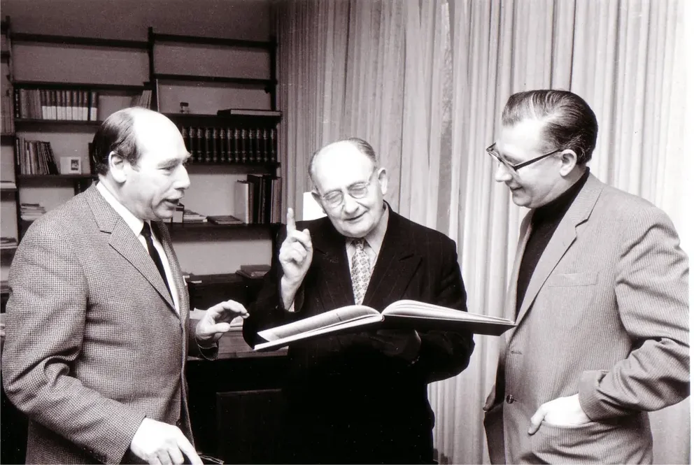 Photo en noir et blanc : le compositeur Bertold Hummel (à droite) avec Hanns Reinartz (à gauche) et le compositeur Alois Hába (au centre) à l'occasion de la création du 16e quatuor à cordes d'Hába, le 5 décembre 1967 au « Studio für Neue Musik » de Würzburg