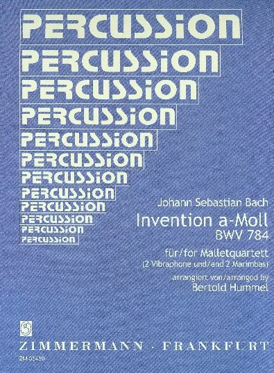 Notenheft-Cover in Blau mit vielfach wiederholtem Schriftzug „PERCUSSION“, darunter Titel „Johann Sebastian Bach – Invention a-Moll BWV 784, für Malletquartett (2 Vibraphone und 2 Marimbas), arrangiert von Bertold Hummel“, Verlag Zimmermann Frankfurt