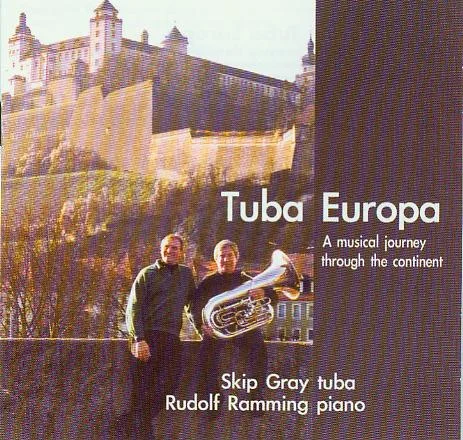 CD-Cover „Tuba Europa – A musical journey through the continent“ mit Skip Gray (Tuba) und Rudolf Ramming (Klavier); Foto vor der Festung Marienberg in Würzburg.
