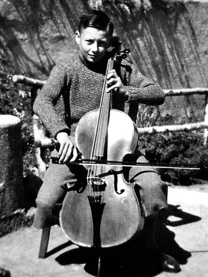 The young Bertold Hummel with his cello outdoors, 1936.
