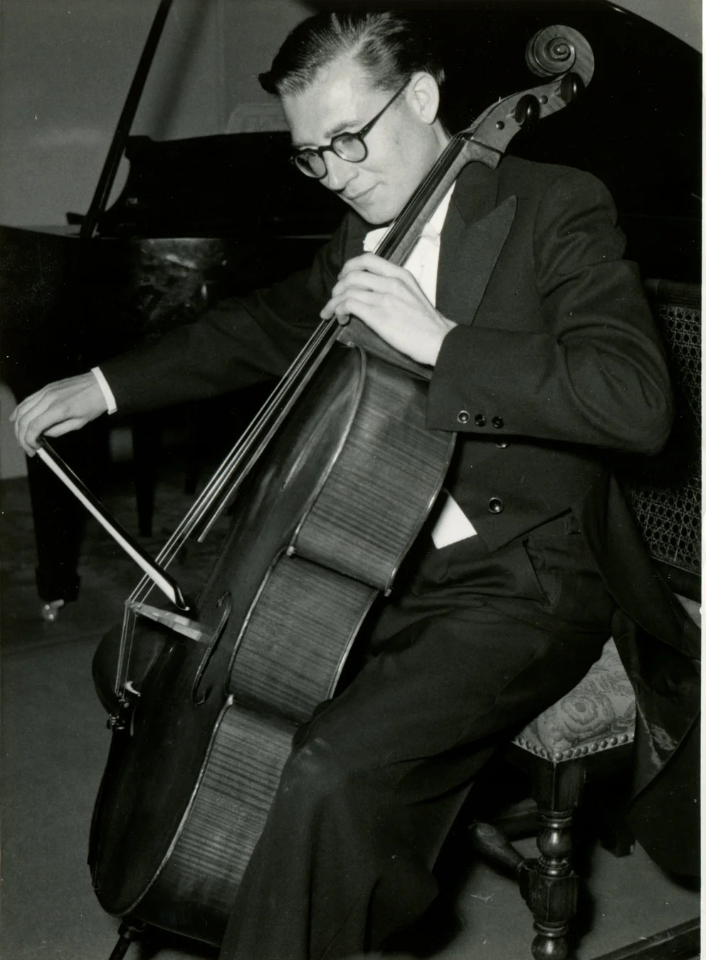 Bertold Hummel als junger Mann mit Cello, am Klavier sitzend, 1954.