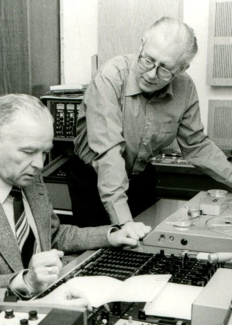 Werner Berndsen et Bertold Hummel dans le studio d'enregistrement de l'École supérieure de musique de Wurtzbourg, 1979