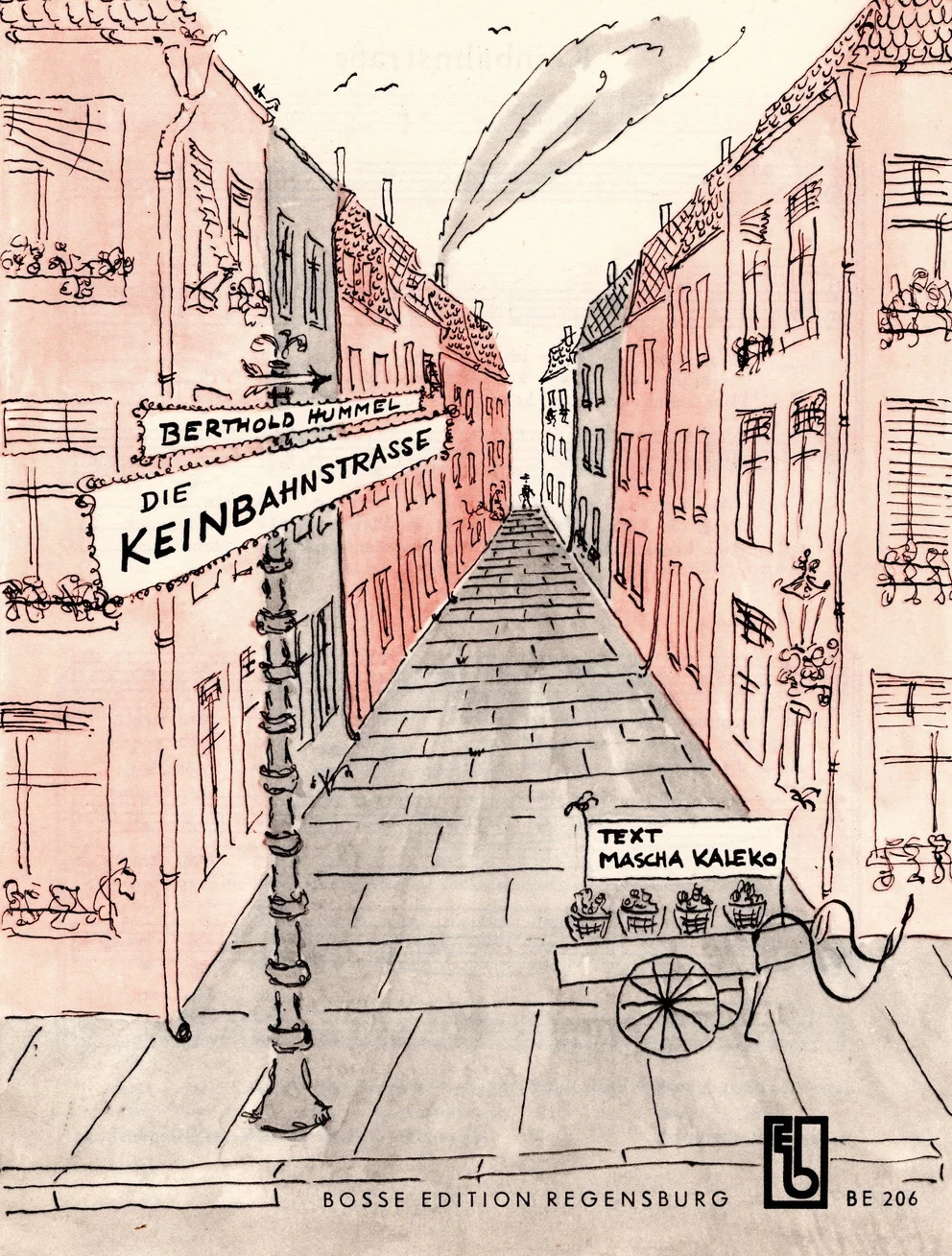 Dessin à la plume coloré représentant une ruelle étroite de la vieille ville, avec un panneau indiquant « Berthold Hummel, Die Keinbahnstraße » et une charrette à bras ; texte de Mascha Kaléko, éditions Bosse, Ratisbonne
