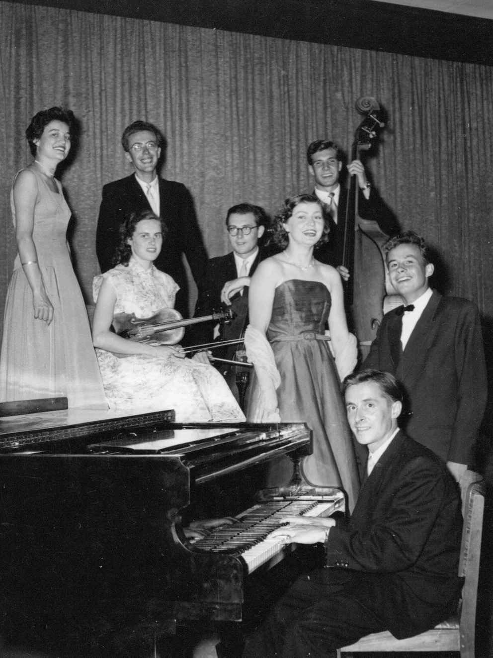 Gruppenfoto der deutschen Musik- und Theatergruppe für die Südafrika-Tournee, am Flügel musizierend, 1954/55.