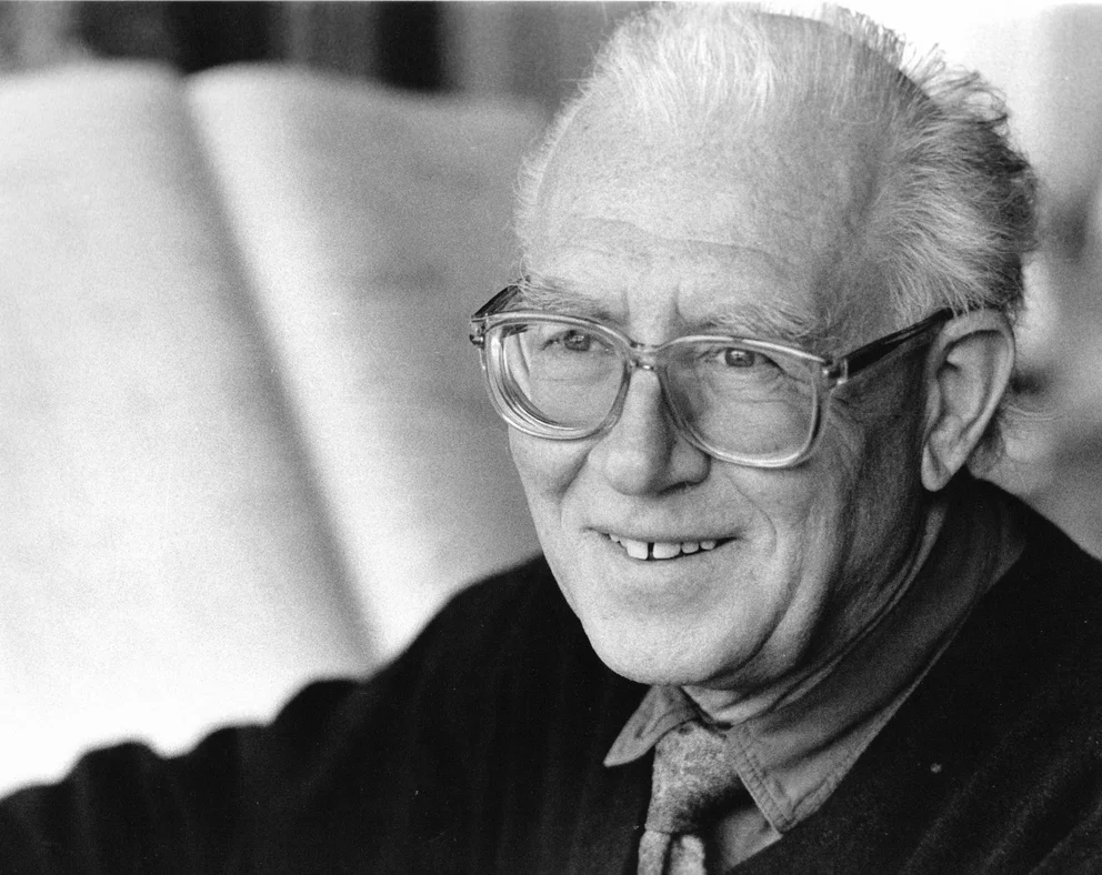 Photo portrait : Bertold Hummel, souriant, gros plan, 1993.