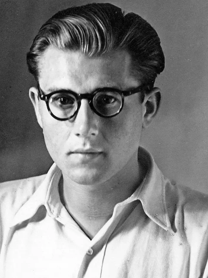 Portrait photograph: Bertold Hummel as a young man wearing glasses, 1947.