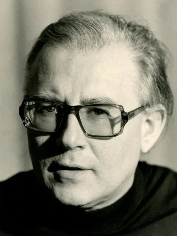 Portrait photograph: Bertold Hummel wearing glasses, in a dark turtleneck jumper, 1973.