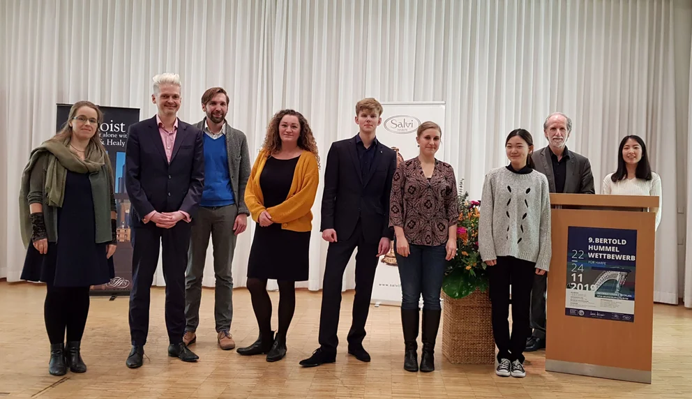 Photo de groupe du jury et des lauréats du 9e Concours Bertold Hummel de harpe, 2019.