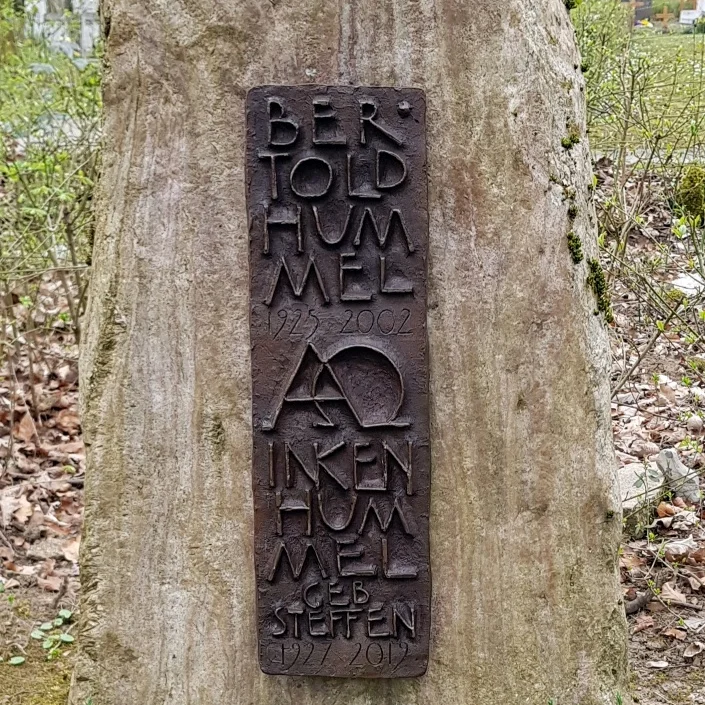 Gravestone of Bertold Hummel (1925–2002) and Inken Hummel, née Steffen (1927–2012), with a bronze plaque.