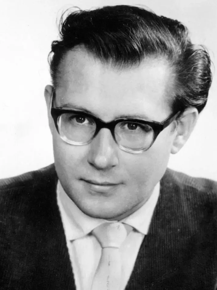 Portrait photograph: Bertold Hummel wearing glasses, 1962.