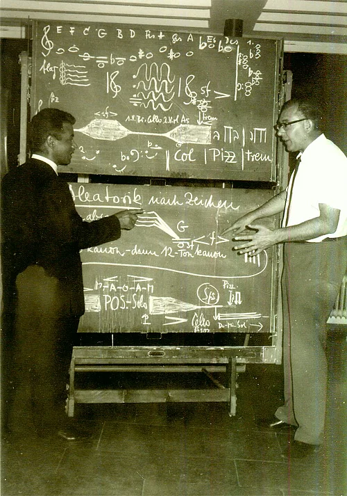 Walther Gaemperle und Bertold Hummel beim fröhlichen Disput über avantgardistische Interpretationsmöglichkeiten in der Volkshochschule Wies/Steingaden in den 60er Jahren.