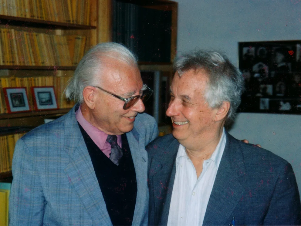 Photo couleur : les compositeurs Bertold Hummel et Dieter Schnebel, souriants, côte à côte aux éditions Schott, à Mayence, début 1998