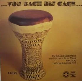 Pochette du disque « De Bach à Cage » des ensembles de percussions de l'École supérieure de musique de Würzburg, sous la direction de Siegfried Fink ; motif : tambour africain.