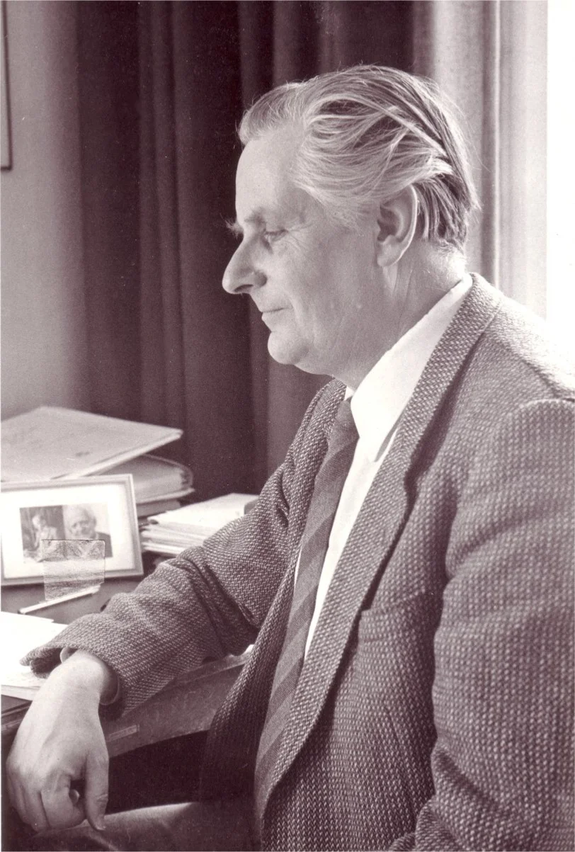 Wolfgang Osthoff im Profil an seinem Schreibtisch sitzend