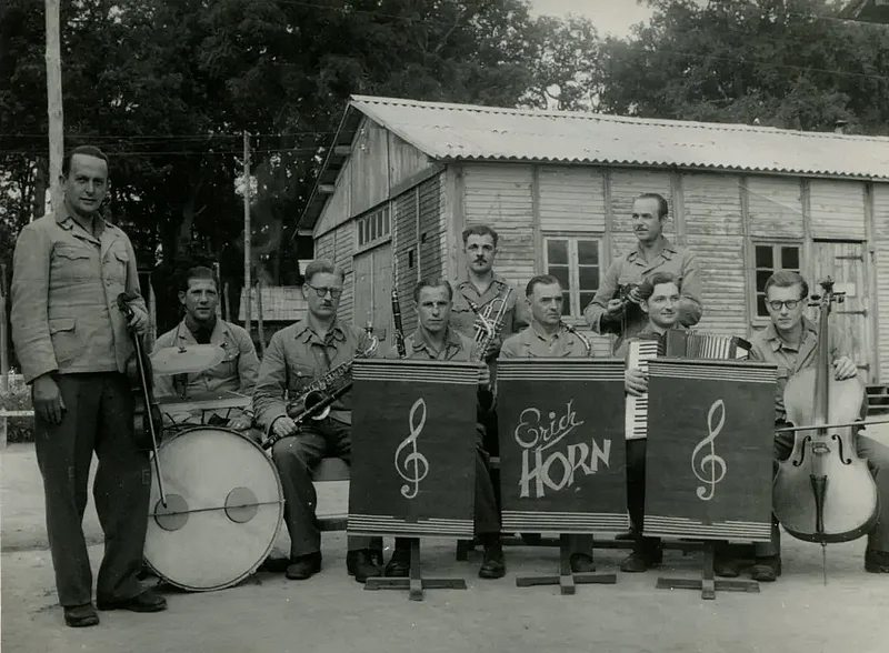 La fanfare du camp de prisonniers 132 à Tronçais (France), 1945/46 (tout à droite Bertold Hummel au violoncelle)