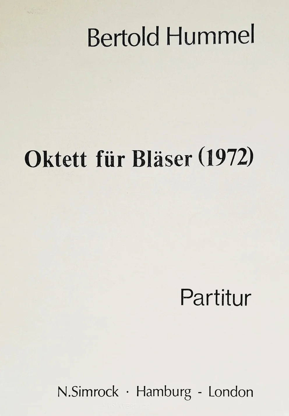 Weißes Notenheft-Cover, Titel „Bertold Hummel, Oktett für Bläser (1972), Partitur“, Verlag N. Simrock Hamburg-London
