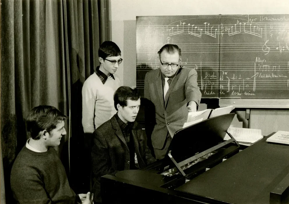 Bertold Hummel en tant que professeur de composition (de gauche à droite : Norbert Düchtel, Arno Leicht, Erasmus Spannheimer, Bertold Hummel)