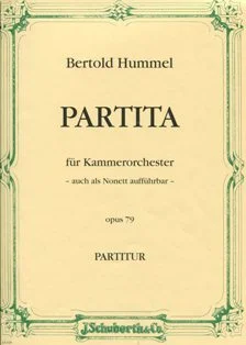 Cremefarbenes, grün ornamental umrandetes Notenheft-Cover, Titel „Bertold Hummel, Partita, für Kammerorchester – auch als Nonett aufführbar –, opus 79, Partitur“, Verlag J. Schuberth & Co.