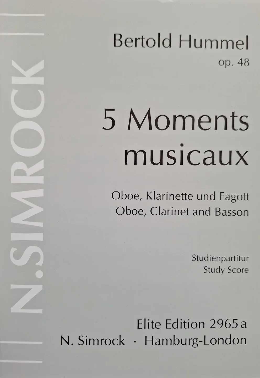 Graues Notenheft-Cover, Titel „Bertold Hummel, op. 48, 5 Moments musicaux, Oboe, Klarinette und Fagott – Oboe, Clarinet and Bassoon, Studienpartitur/Study Score“, Elite Edition, Verlag N. Simrock Hamburg-London