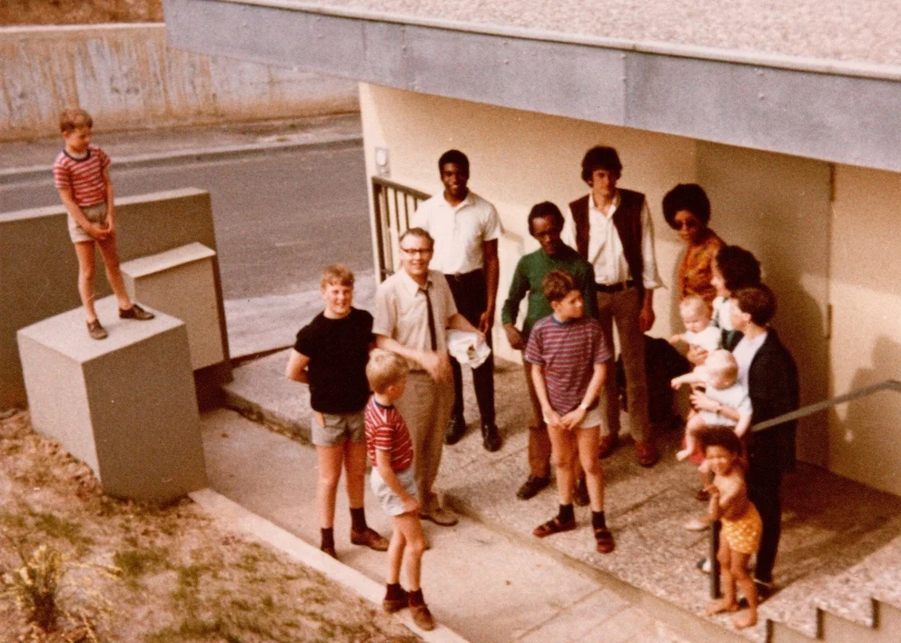 Bertold Hummel en compagnie d'Ambrose Jackson, Marion Brown, Gunter Hampel, Jeanne Lee et d'autres invités devant un bâtiment, à Wurtzbourg, en mai 1969