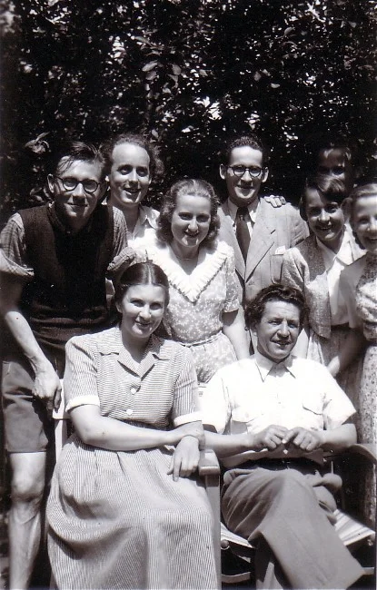 Edite und Atis Teichmanis mit seiner Celloklasse
an der Freiburger Musikhochschule 1949 (Bertold Hummel links außen)
