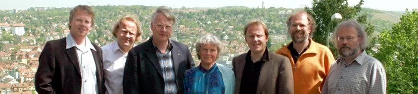 Photo de groupe des sept membres du conseil d'administration de la Fondation Bertold Hummel, prise en extérieur avec la ville en arrière-plan, 2007, de gauche à droite : Martin, Thomas (directeur général), Florian, Inken (présidente), Stefan David, Cornelius et Lorenz Hummel (photo : Felix Richter)