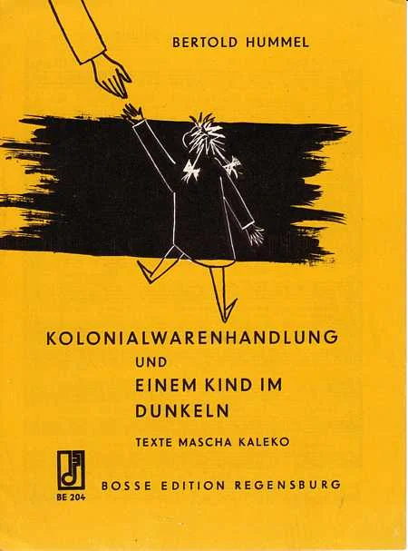 Couverture jaune de cahier de musique ornée d'un dessin au ciseau noir représentant un personnage dansant, intitulée « Bertold Hummel, Épicerie coloniale et Un enfant dans le noir, textes de Mascha Kaléko », éditions Bosse, Ratisbonne