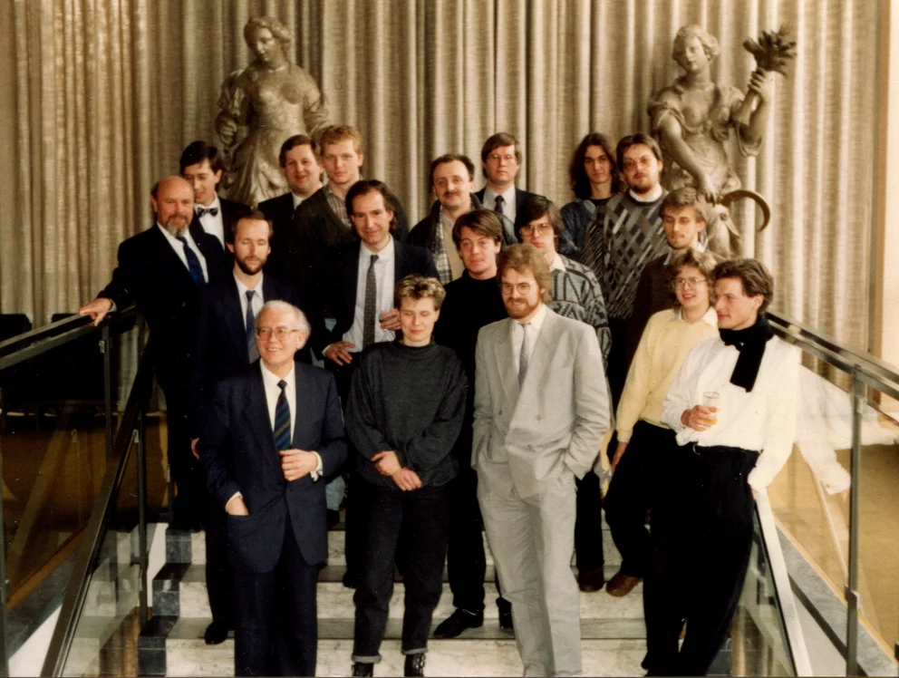 Photo de groupe de Bertold Hummel avec des étudiants sur un escalier, à l'occasion d'une cérémonie d'adieu, le 10 mars 1988.