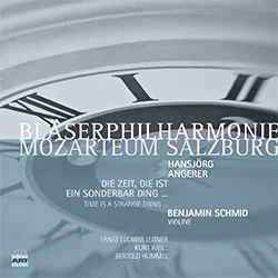 Pochette du CD de l'Orchestre philharmonique à vent du Mozarteum de Salzbourg, sous la direction de Hansjörg Angerer, « Die Zeit, die ist ein sonderbar Ding … », avec Benjamin Schmid (violon) ainsi que des œuvres d'Ernst Ludwig Leitner, de Kurt Vötterl et de Bertold Hummel.