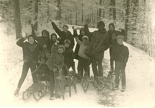 Marion Brown mit Hummels Kindern u.a. beim Schlittenfahren im Würzburger Steinbachtal, Dezember 1968